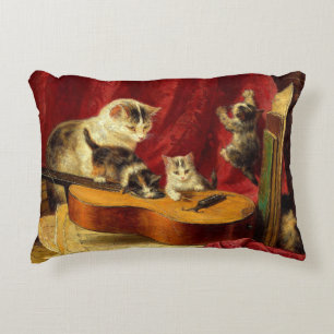 Almofada Decorativa Mãe Gato e Gatinhos Brincando com Violão