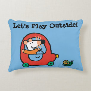 Almofada Decorativa Maisy conduz um carro vermelho bonito