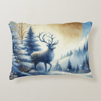 Almofada Decorativa Majestoso Cervo de Inverno em Aquarela de Floresta