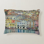 Almofada Decorativa Malcesine no lago Garda por Gustav Klimt<br><div class="desc">Malcesine no lago Garda (1913), por Gustav Klimt, é uma pintura simbolista vitoriana da Era Art Nouveau de arte. Uma bela vista da cidade italiana de Malcesine, com edifícios e casas à beira do porto. As casas e barcos lançam um reflexo na água calma. Vocês podem ver as paredes do...</div>