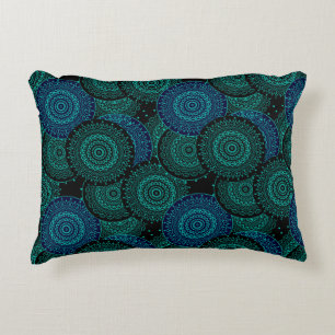 Almofada Decorativa Mandala azul-turquesa, redonda, sobre fundo negro