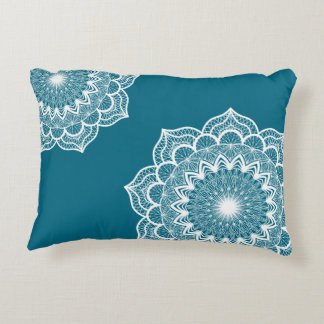 Almofada Decorativa Mandala branca em fundo azul