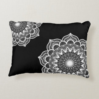 Almofada Decorativa Mandala branca em fundo preto