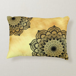 Almofada Decorativa Mandala Preto em Fundo Dourado Suave