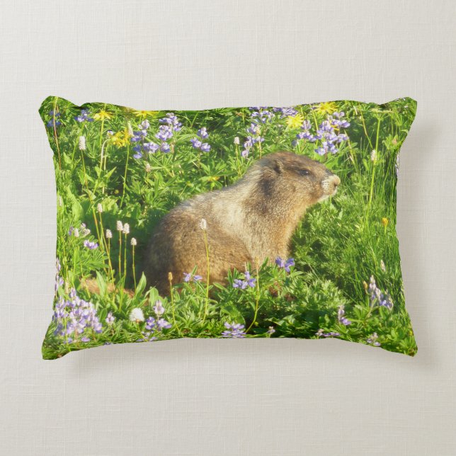 Almofada Decorativa Marmot no Monte Rainier Wildflower (Frente)