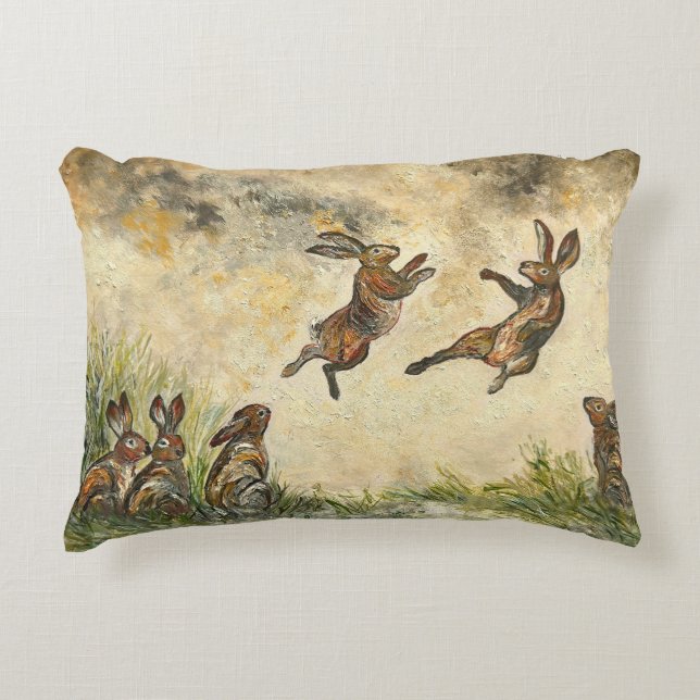 Almofada Decorativa Meadow Matchup Playful Hares in a Meadow  (Frente)