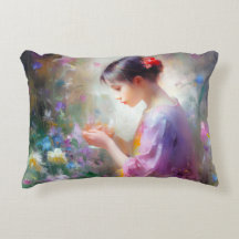 Menina admirando uma flor em suas mãos