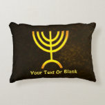 Almofada Decorativa Menorah Flame<br><div class="desc">Uma renderização digital marrom e dourada da menorah judia de sete ramificações (hebraico: מְ נ וֹ רָ ‎). Adicione seu próprio texto aos lados frontal e inverso. A menorah de sete ramificações, usada no santuário portátil montado por Moisés na selva e, mais tarde, no Templo em Jerusalém, tem sido símbolo...</div>