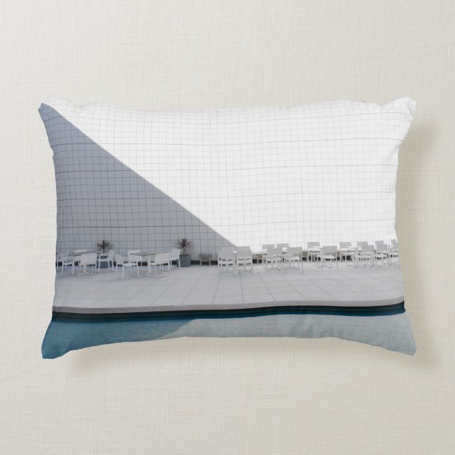 ALMOFADA DECORATIVA MESA BRANCA COM CADEIRAS DURANTE O DIA (Frente)