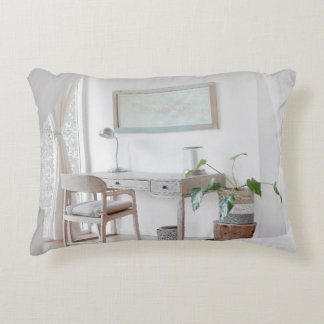 ALMOFADA DECORATIVA MESA VAZIA PERTO DA CURTINA
