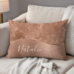 Almofada Decorativa Metálico Personalizado Da Glitter De Prata Glam<br><div class="desc">Personalize facilmente este rosa dourado com metal escovado e travesseiro de sotaque com padrão brilhante glamouroso com seu próprio nome personalizado.</div>