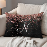 Almofada Decorativa Monograma do Sparkle preto com brilho Dourado com<br><div class="desc">Personalize facilmente esse travesseiro elegante design de sotaque com bonito brilho rosa dourado em um fundo metálico escovado preto.</div>
