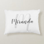 Almofada Decorativa Monograma Personalizado de Cor Personalizado e Nom<br><div class="desc">Monograma e nome personalizado com nome personalizado no estilo de fonte do script moderno da cinza e monograma no estilo de fonte do script moderno da cinza clara como fundo branco de fundo. Perfeito como presente de férias, favores de reunião familiar, presente de casa, presente de casamento, obrigado de presente...</div>