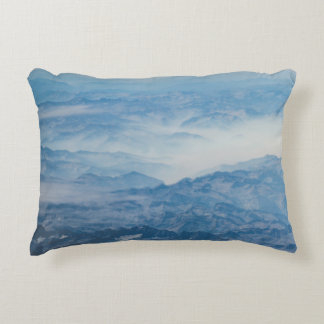 ALMOFADA DECORATIVA MONTANHA SOB CÉU AZUL NO DIA