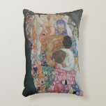 Almofada Decorativa Morte e vida de Gustav Klimt Vintage Art Nouveau<br><div class="desc">Morte e vida (1908) de Gustav Klimt é uma pintura de arte vitoriana simbolismo das belas artes com duas partes separadas, Vida e Morte. À esquerda, a morte é representada por um clássico ceifeiro com crânio de ressonância, coberto por um roupão escuro enfeitado com uma cruz religiosa. À direita está...</div>