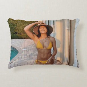 Almofada Decorativa Mulher de biquíni amarelo em pé no flo castanho