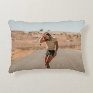 Almofada Decorativa Mulher de camisa branca correndo na estrada pela m