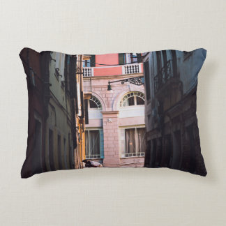 ALMOFADA DECORATIVA MULHER DE CAMISA BRANCA E CALÇAS NEGRAS CAMINHANDO