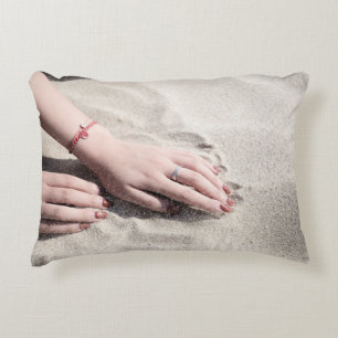 Almofada Decorativa Mulher deitada sobre areia branca