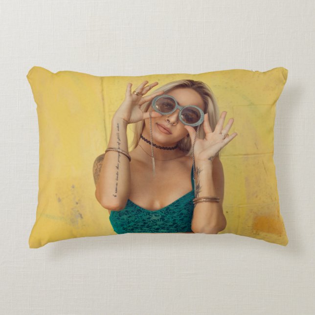 Almofada Decorativa Mulher em bralette azul segurando óculos de sol co (Frente)