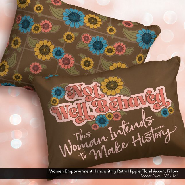 Almofada Decorativa Mulheres empoderadas Letra Hippie Floral (Not Well Behaved - Women's Empowerment Throw Pillow with a Hippie Floral Design.)