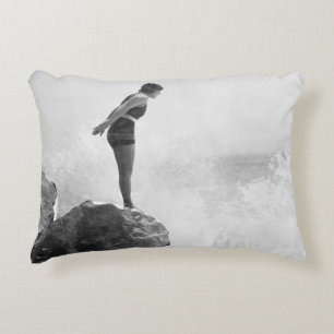 Almofada Decorativa Nadador feminino na rocha acima da surfvintagem de