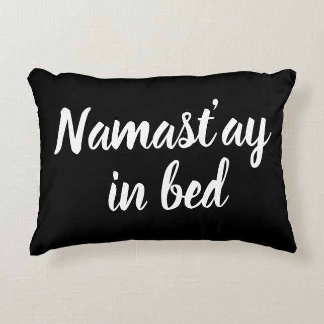 Almofada Decorativa Namastay na cama pincel escrita letra engraçado pr (Frente)