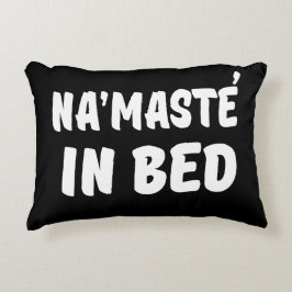 Almofada Decorativa Namaste na cama engraçada