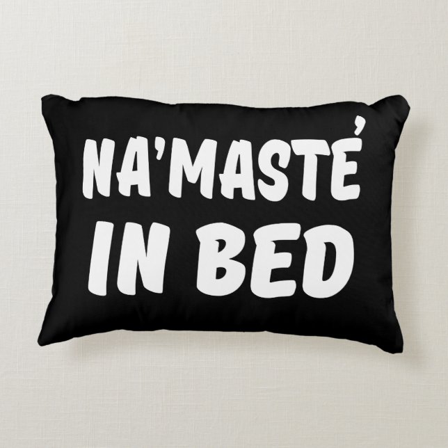 Almofada Decorativa Namaste na cama engraçada (Verso)