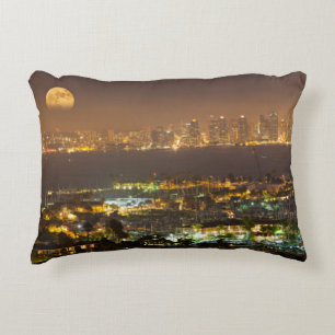 Almofada Decorativa Nascer da lua sobre a silhueta de San Diego