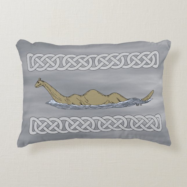 Almofada Decorativa Nessie, o monstro do Ness Loch (Frente)