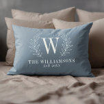 Almofada Decorativa Nome da Família Azul Dusty Monograma Elegante<br><div class="desc">Este travesseiro decorativo azul e branco é decorado com um monograma de folha de louros e seu nome e data de casamento. Uma adição aconchegante ao seu decoro doméstico. Faz uma excelente para casamentos e aniversários. Personalize-o com a sua Inicial, nome e data do casamento. Vem em uma variedade de...</div>