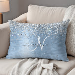 Almofada Decorativa Nome do Monograma da Glitter de Prata de Metal Bru<br><div class="desc">Personalize facilmente este travesseiro de sotaque chique moderno com brilho bonito prateado brilhante em um fundo metálico azul escovado.</div>