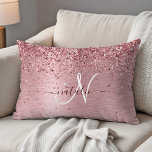 Almofada Decorativa Nome do Monograma da Lâmina Rosa Bruta de Metal Gl<br><div class="desc">Personalize facilmente este design de sotaque chic moderno com brilho brilhante bonito roxo rosado e cintilante em um fundo metálico roxo e roxo.</div>