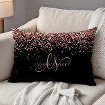 Almofada Decorativa Nome do Monograma do Glitter Glitter Cor-de-Rosa r<br><div class="desc">Travesseiro De Ênfase Monograma Elegante Com Glitter Dourado Glam. Personalize facilmente este travesseiro de sotaque chique moderno com design de sotaque com elegante brilho brilhante rosa de ouro em fundo preto. O design apresenta seu monograma manuscrito com espirais bonito e seu nome.</div>