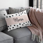 Almofada Decorativa Nome do Monograma Moderno | Pastel Pink & Black Po<br><div class="desc">Nome do Monograma Moderno | Pastel Pink & Black Pontos</div>