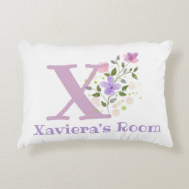 Almofada Decorativa Nome e inicial em um Design Floral. Bonito