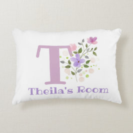 Almofada Decorativa Nome e inicial em um Design Floral. Bonito