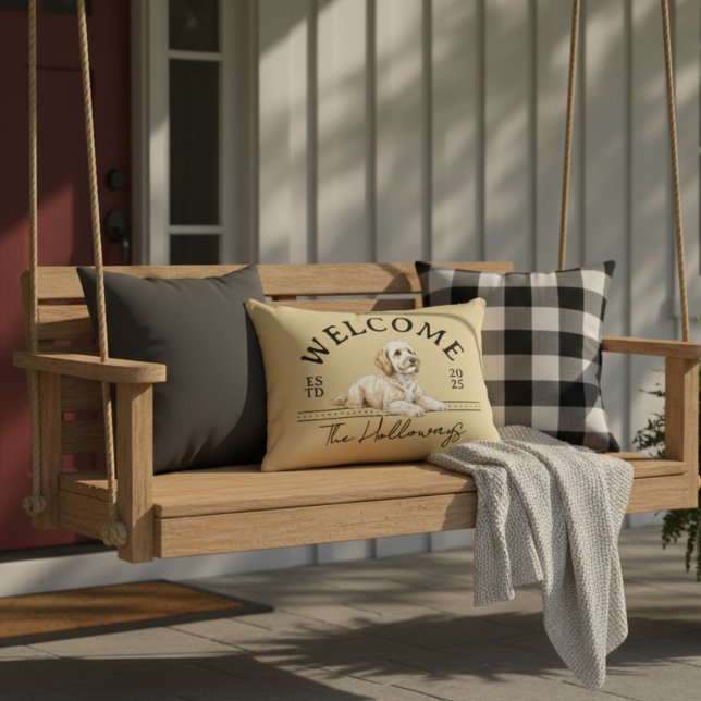 Almofada Decorativa Nome Personalizado da Família do ouro Doodle Bem-v (Welcome guests to home with this Golden Doodle Custom Family Name Welcome Throw Pillow!)