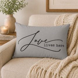 Almofada Decorativa O Amor Vive Aqui