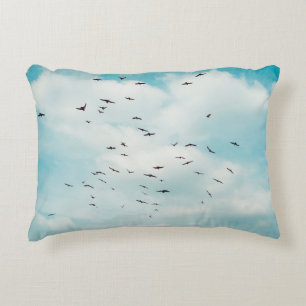 Almofada Decorativa O bando de cinzas voa sobre o céu azul vintage.