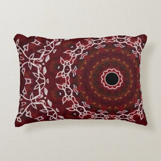 Almofada Decorativa O Labirinto Escarlate (Frente)