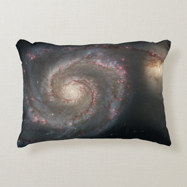 Almofada Decorativa O Whirlpool Galaxy M51 e Companion no espaço (Frente)