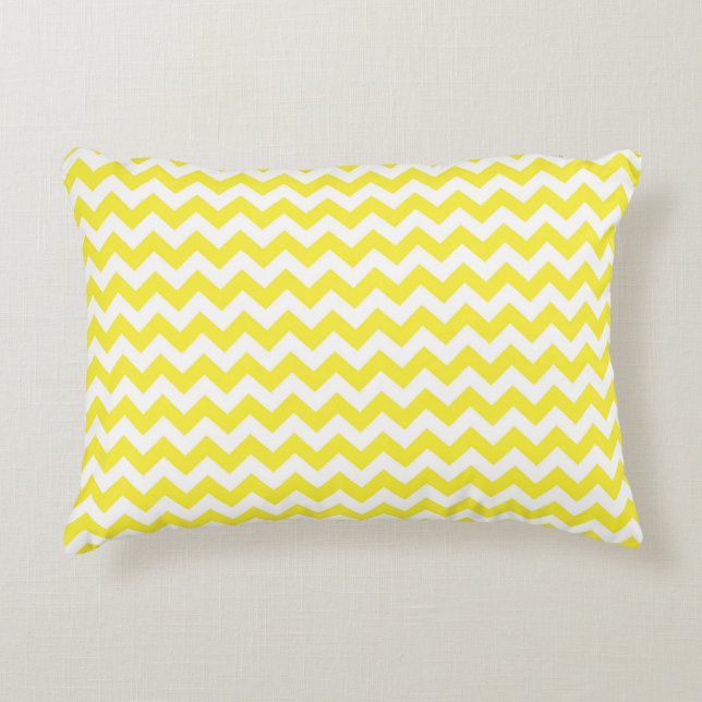 Almofada Decorativa Padrão Clássico de Chevron Amarelo e Branco (Frente)