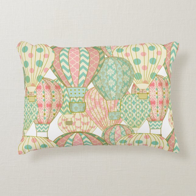 Almofada Decorativa Padrão de Balões de Ar Quente Azul e Rosa Pastel (Frente)