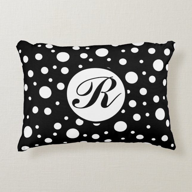 Almofada Decorativa Padrão de Bolinhas Preto com Monograma Branco (Frente)