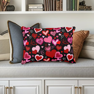 Almofada Decorativa Padrão de Corações Vermelhos e Rosas Pretos Amor