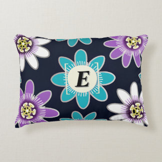 Almofada Decorativa Padrão de Flor de Paixão Monograma Personalizado