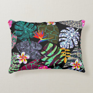 Almofada Decorativa Padrão de Folhas e Flores Tropicais Vibrantes