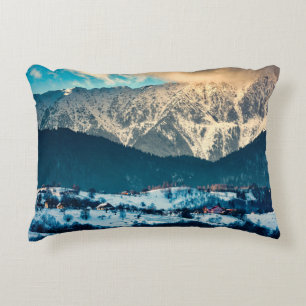 Almofada Decorativa Paisagem de inverno na Montanha Cárptica. Bran, Ro